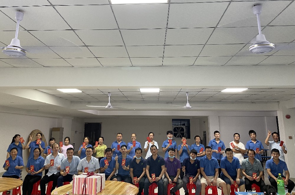 公司为5-7月生日员工举办生日会